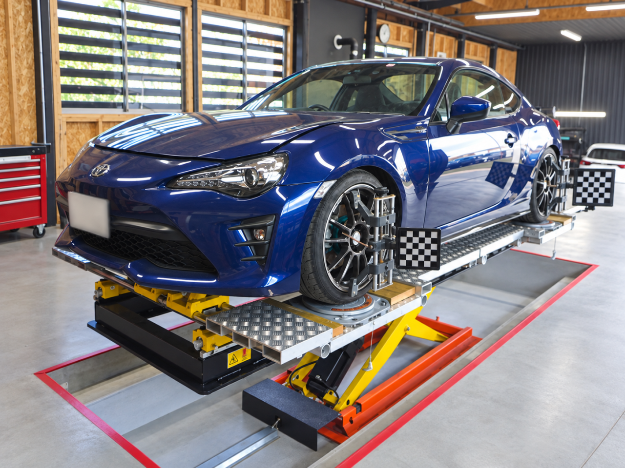 整備工場の青いスポーツクーペ